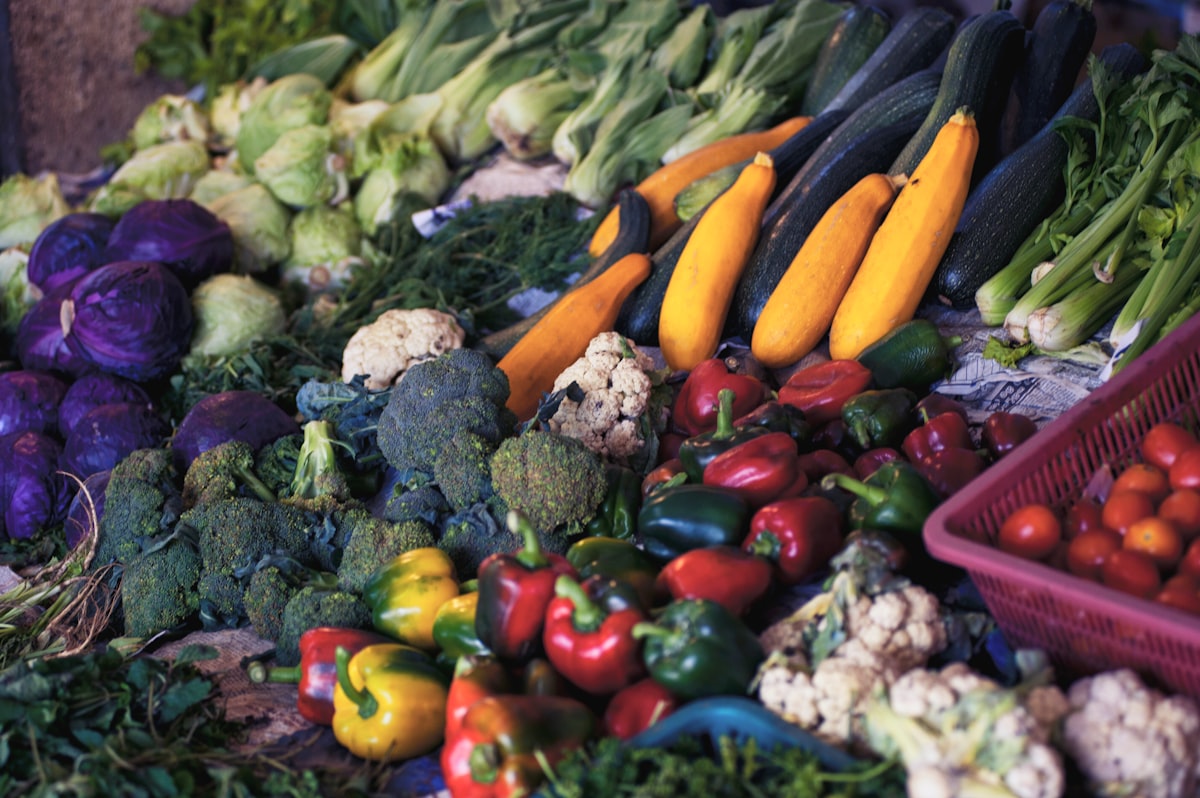 Nutritious meal with vegetables, proteins and whole grains